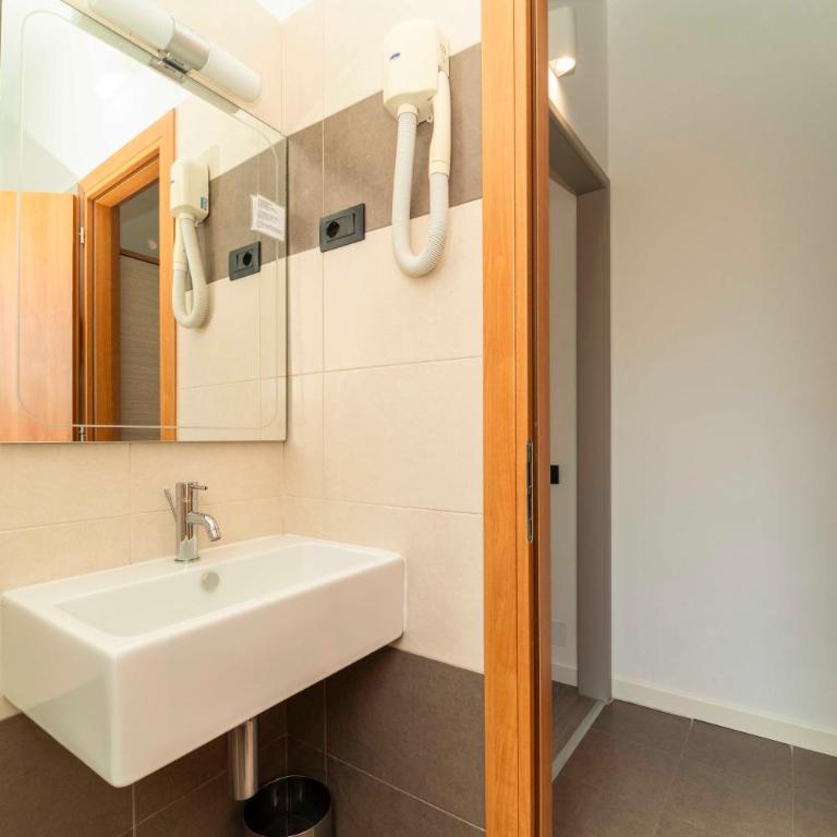 Residenza Carducci - Double Room with Private Bathroom - 4