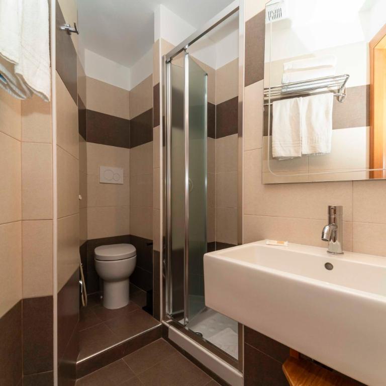 Residenza Carducci - Quadruple Room with Private Bathroom - 2