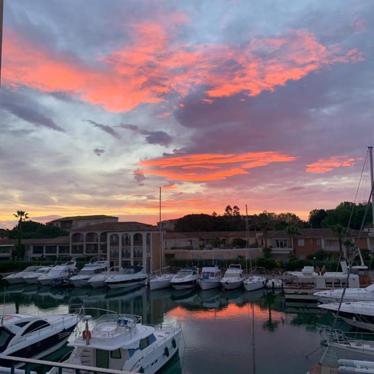 T2 port Cogolin golfe de Saint-Tropez vue mer - Appartement 1 Chambre - 13