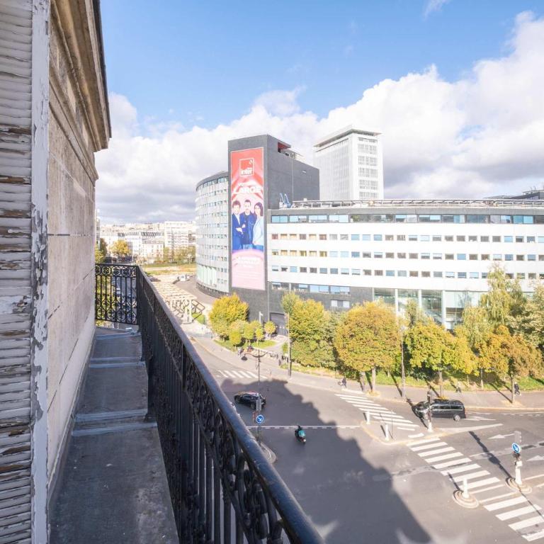 Eiffel Tower View 3BR Balcony - Appartement - 24
