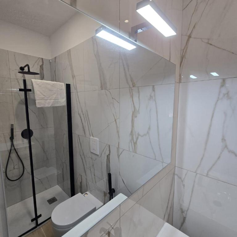 GiuAdel casa Palermo - Quadruple Room with Private Bathroom - 4