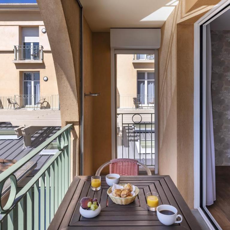 Best Western Plus Sanary - Suite Lit King-Size avec Canapé-Lit et Salon - Non-Fumeurs - 5
