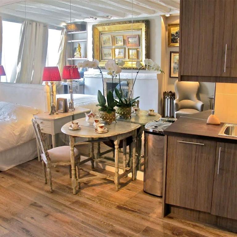 The Most Romantic Notre Dame with AC - Apartment - 11