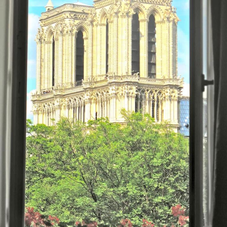 The Most Romantic Notre Dame with AC - Apartment - 17