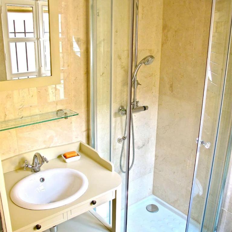 The Most Romantic Notre Dame with AC - Apartment - 19