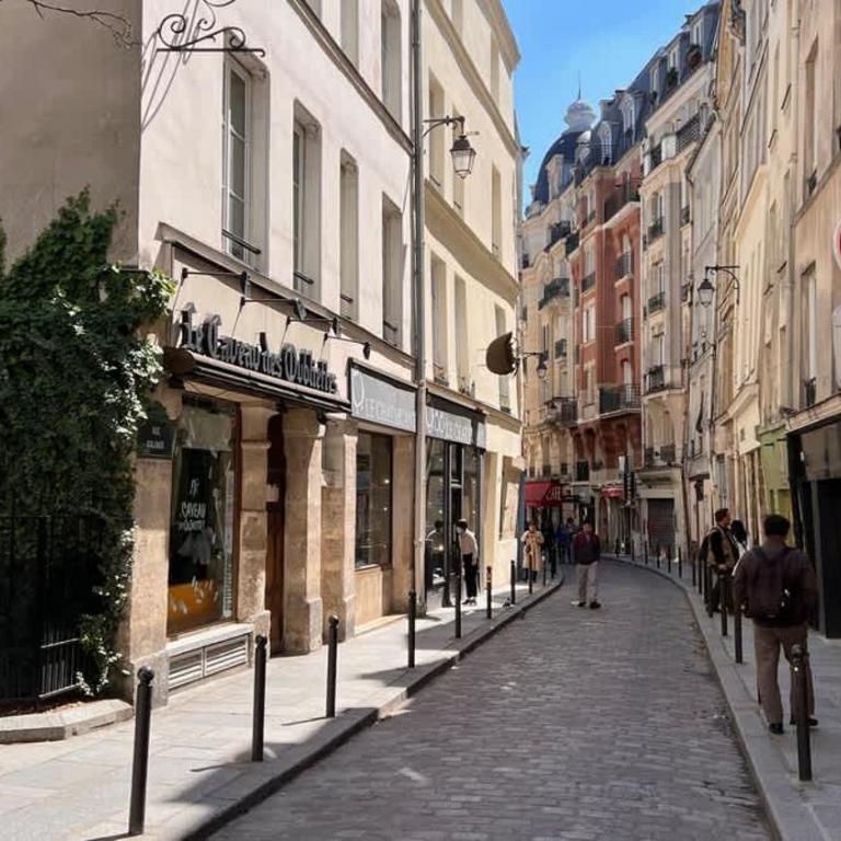 The Most Romantic Notre Dame with AC - Apartment - 26