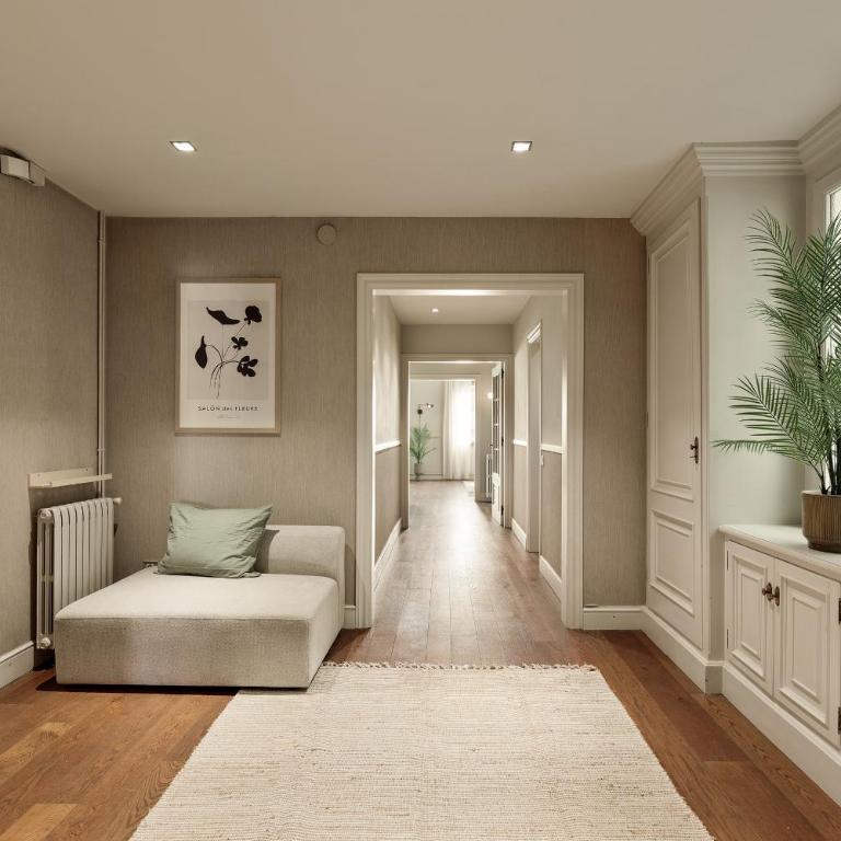 Enjoy Apartments Augustina's Grand Family Suite - Five-Bedroom Apartment - 28