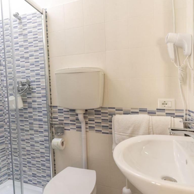 The Sea B&B Adult Guests Only - Standard Double Room - 8