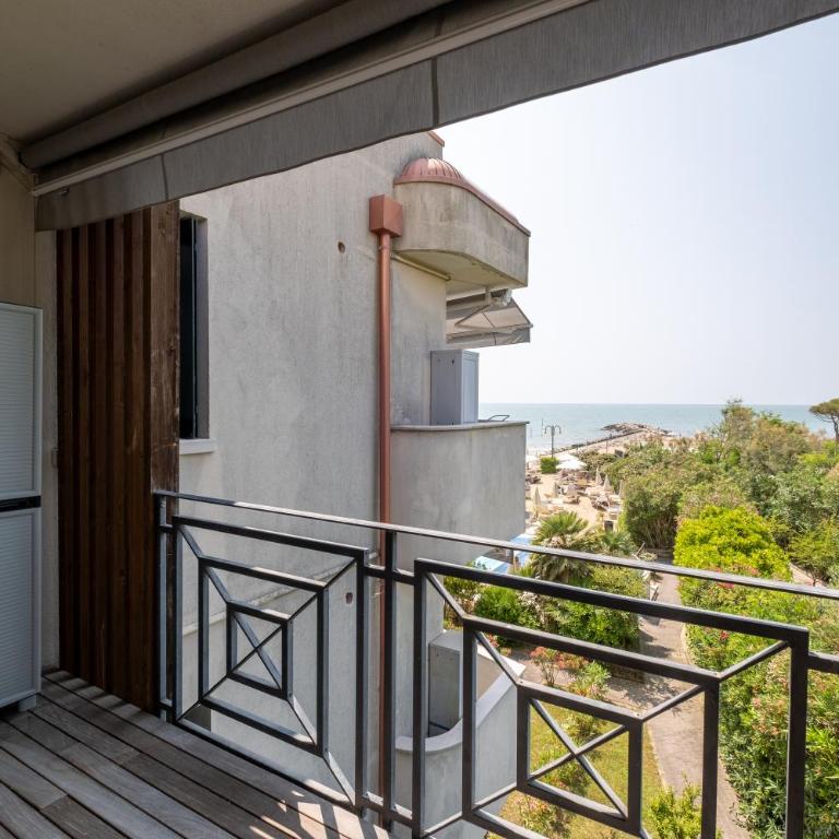 Eurobeach Residence - Studio with Balcony and Front Sea View - 9