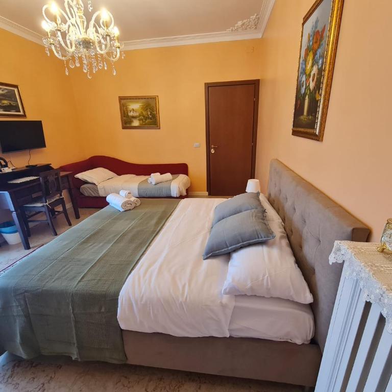 B&K Hotels - Double or Twin Room with Balcony - 9