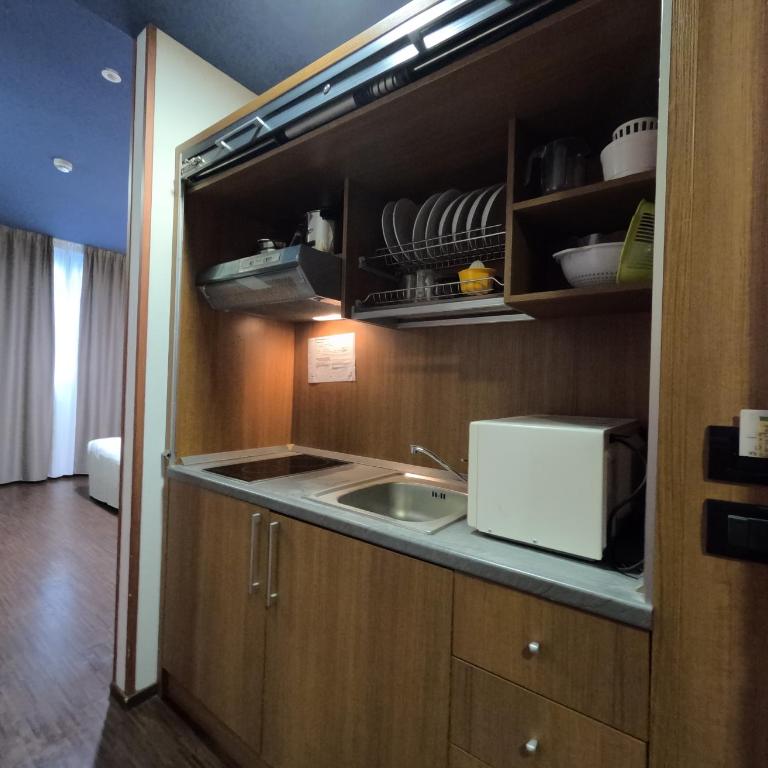 Romeo e Giulietta Residenze check-in presso Hotel Toscanini - Monolocale Standard con Angolo Cottura - 9