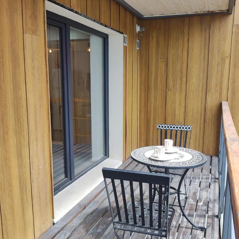 Cómodo depto con balcón y cochera en SMA - Apartamento con terraza - 13