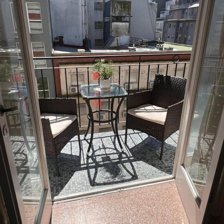 Departamento con balcón a dos cuadras de la playa - Apartamento de 2 dormitorios - 1
