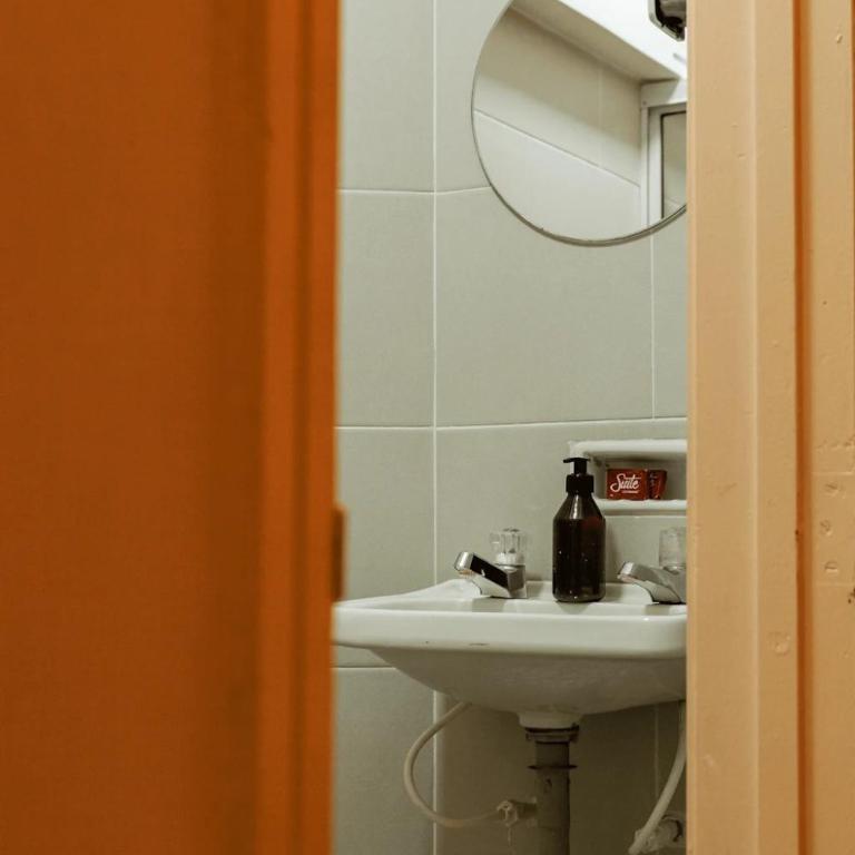 Hostal R10 - Habitación Individual Económica - 2