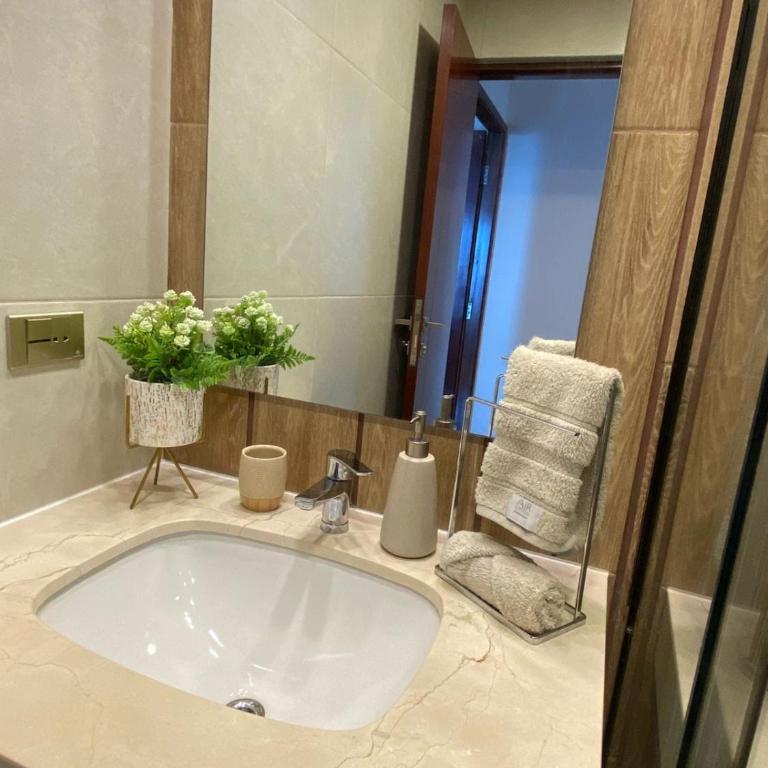 Bello departamento con hermosa vista en Equipetrol - Two-Bedroom Apartment - 25