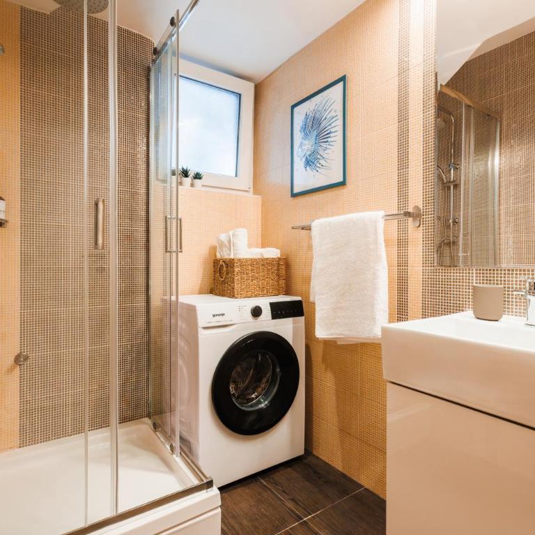 Indigo Spirit with Terrace & Foosball Old Town - Three-Bedroom Apartment with Balcony - 37
