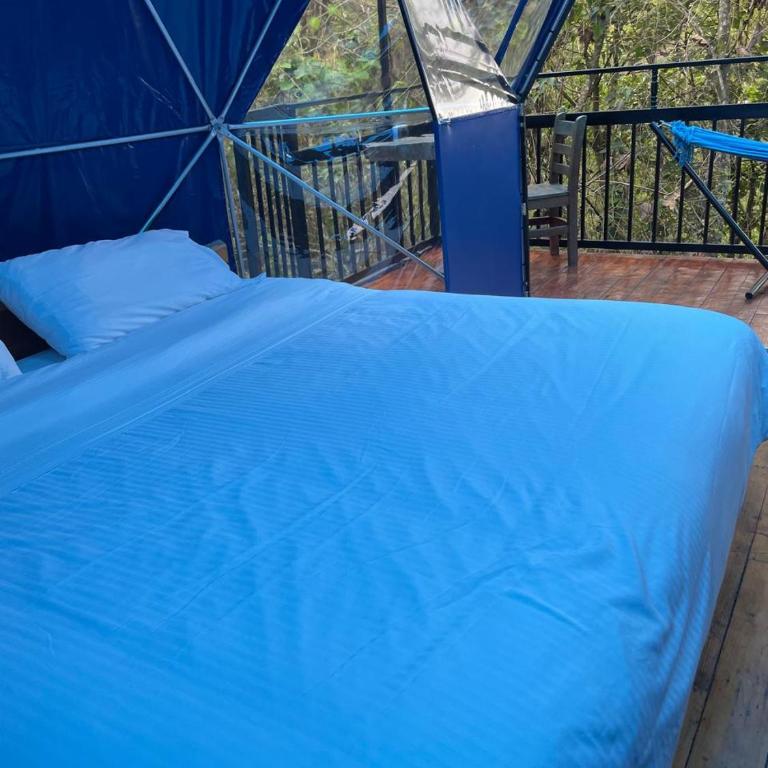 Villas del Rio Glamping - Habitación con cama extragrande y vistas a la montaña - 12