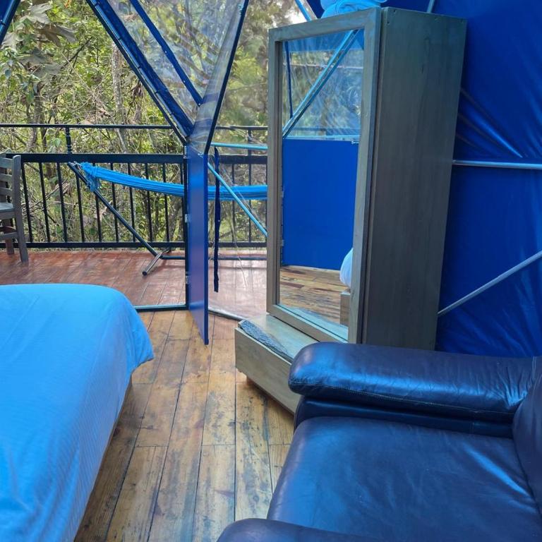 Villas del Rio Glamping - Habitación con cama extragrande y vistas a la montaña - 2