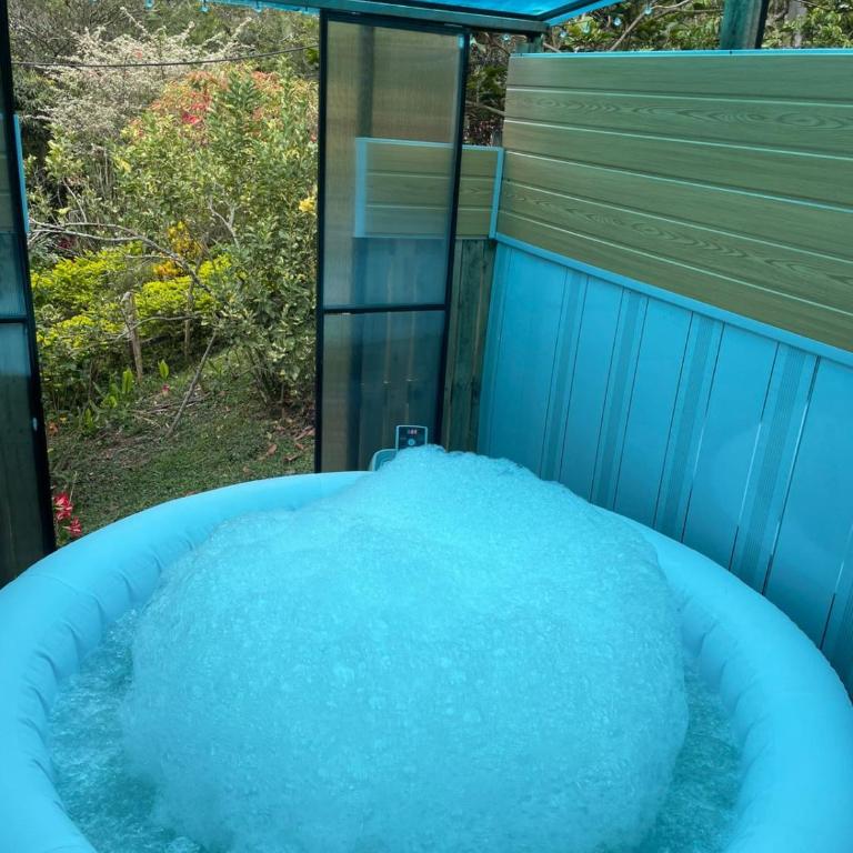 Villas del Rio Glamping - Habitación con cama extragrande y vistas a la montaña - 24