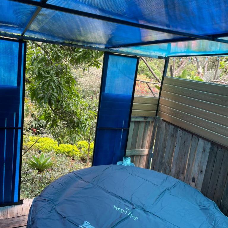 Villas del Rio Glamping - Habitación con cama extragrande y vistas a la montaña - 20