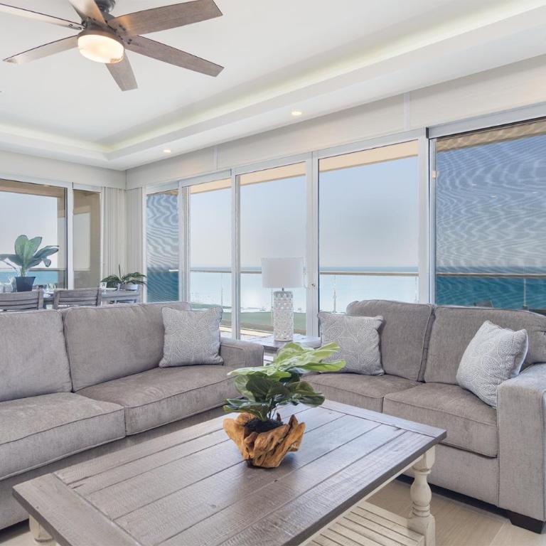 Breathtaking 2 BR 25 Bath Corner Beach Front Condominium Encantame 505 - Casa - 2
