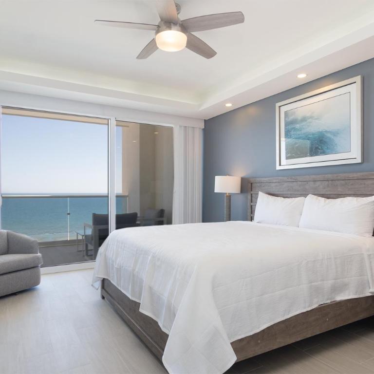Breathtaking 2 BR 25 Bath Corner Beach Front Condominium Encantame 505 - Casa - 7