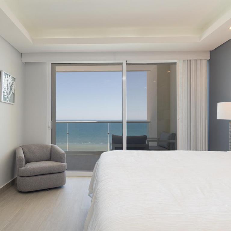 Breathtaking 2 BR 25 Bath Corner Beach Front Condominium Encantame 505 - Casa - 9