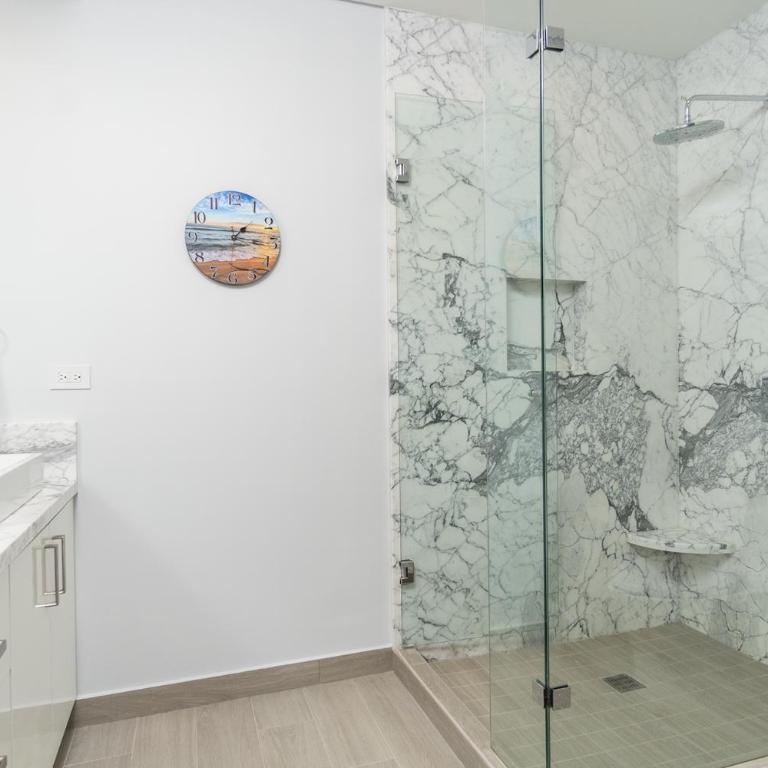 Breathtaking 2 BR 25 Bath Corner Beach Front Condominium Encantame 505 - Casa - 11