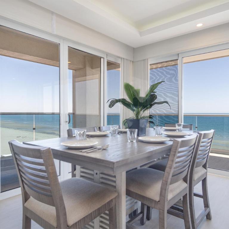 Breathtaking 2 BR 25 Bath Corner Beach Front Condominium Encantame 505 - Casa - 14