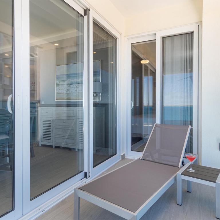 Breathtaking 2 BR 25 Bath Corner Beach Front Condominium Encantame 505 - Casa - 19