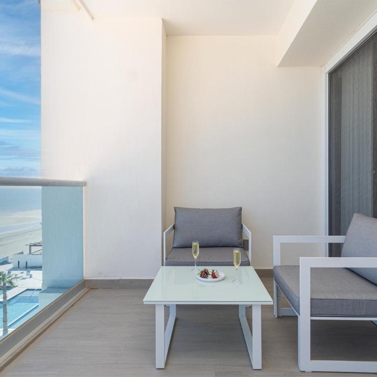 Breathtaking 2 BR 25 Bath Corner Beach Front Condominium Encantame 505 - Casa - 20