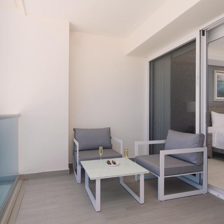Breathtaking 2 BR 25 Bath Corner Beach Front Condominium Encantame 505 - Casa - 23