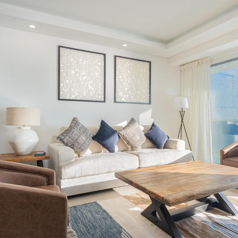 Sandy Paws 2 bedroom 2 bath Ocean Front Encantame Towers C1604 - Casa - 2