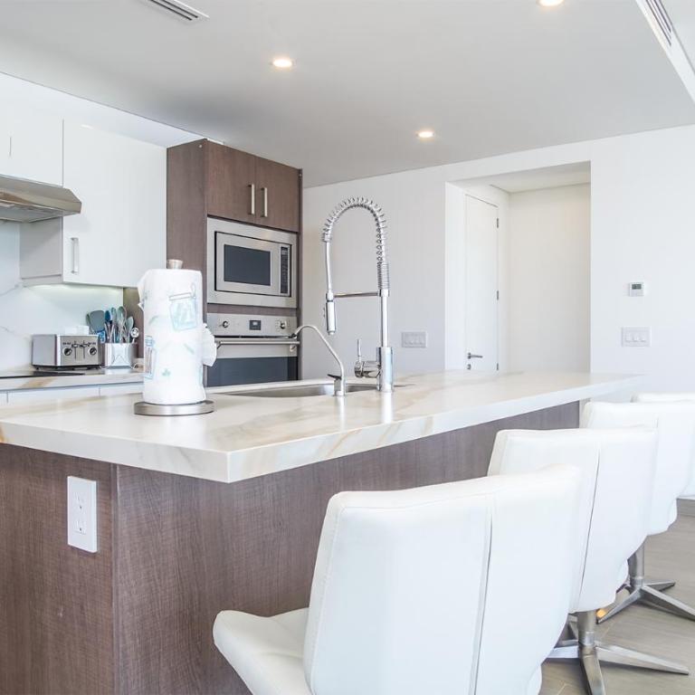 Breathtaking 2 bedroom condominium (E205) - Casa - 9