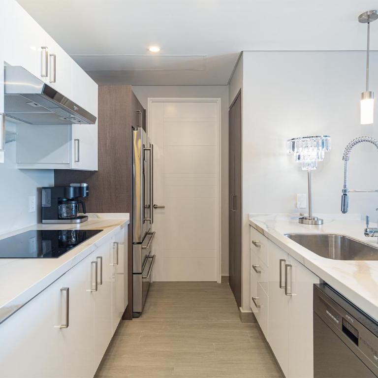 Modish 2 BR Condo at Encantame Towers Velero 2204 - Casa - 2