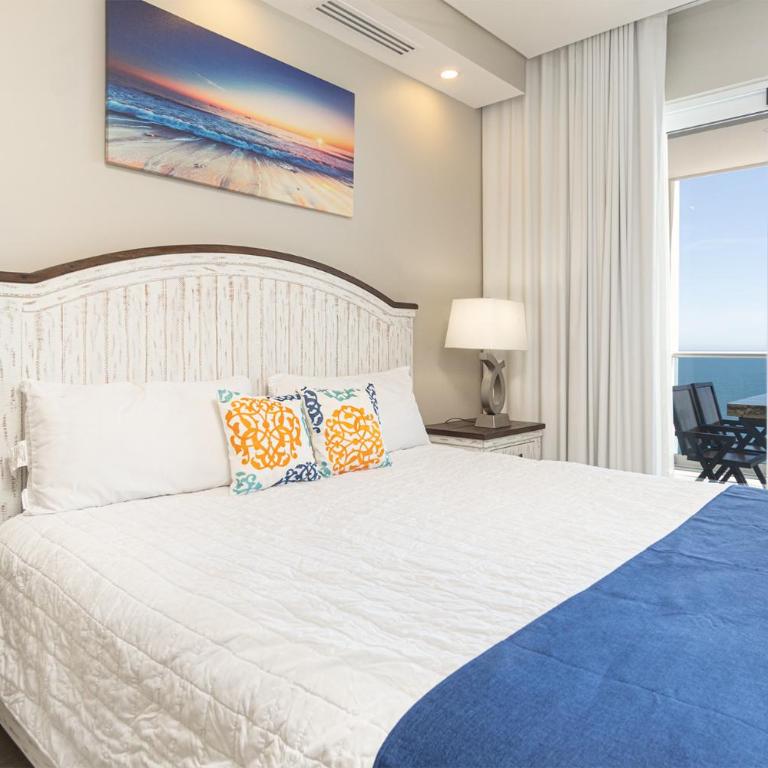 Modish 2 BR Condo at Encantame Towers Velero 2204 - Casa - 17