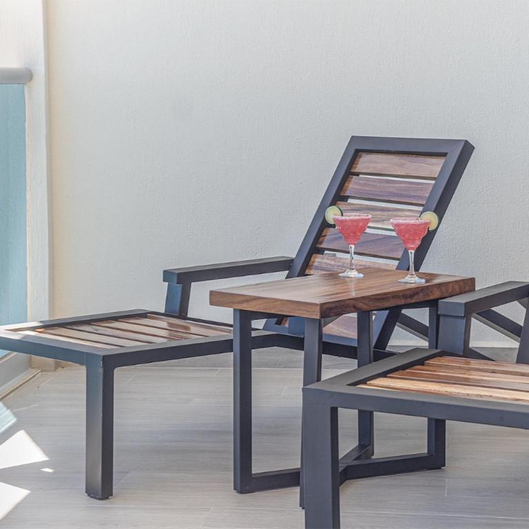 Modish 2 BR Condo at Encantame Towers Velero 2204 - Casa - 26
