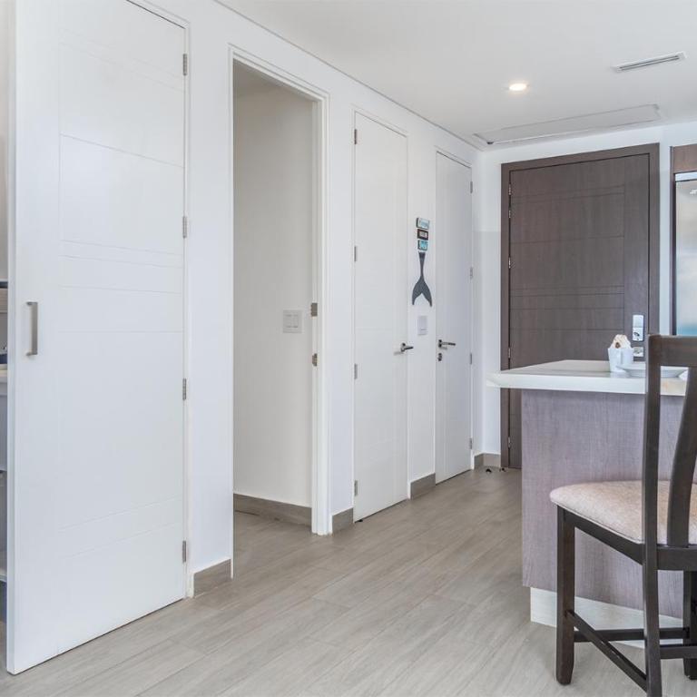 Lavish 1 bedroom Beach Front Condominium Encantame C-1403 - Casa - 3