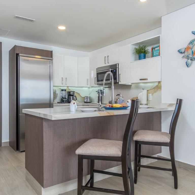 Lavish 1 bedroom Beach Front Condominium Encantame C-1403 - Casa - 4