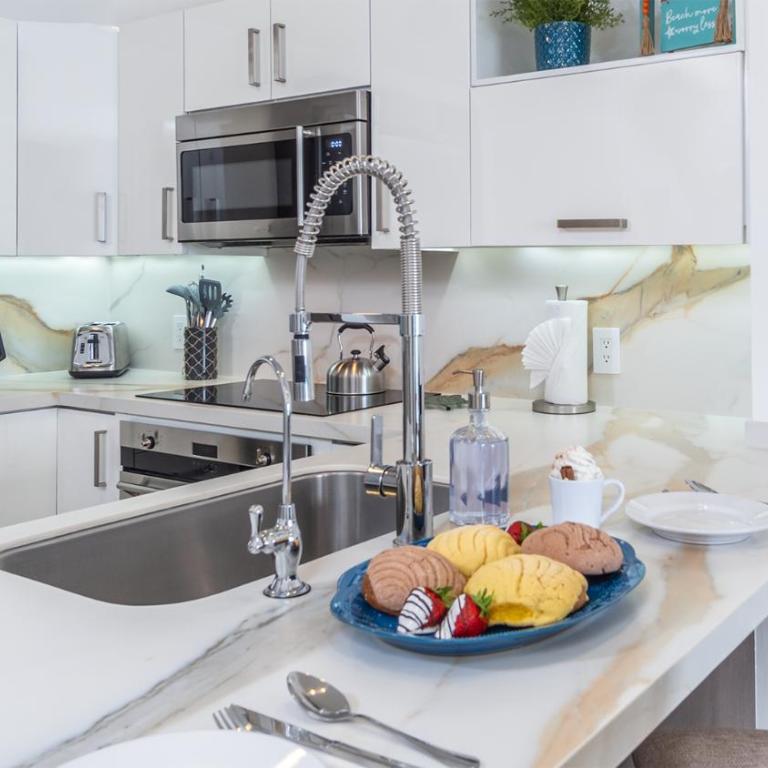 Lavish 1 bedroom Beach Front Condominium Encantame C-1403 - Casa - 21