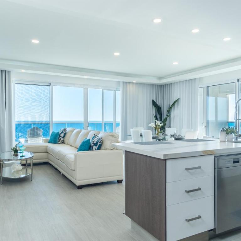 Impressive & beautiful 3 bedroom unit Ocean Front Encantame Velero-2301 - Casa - 2