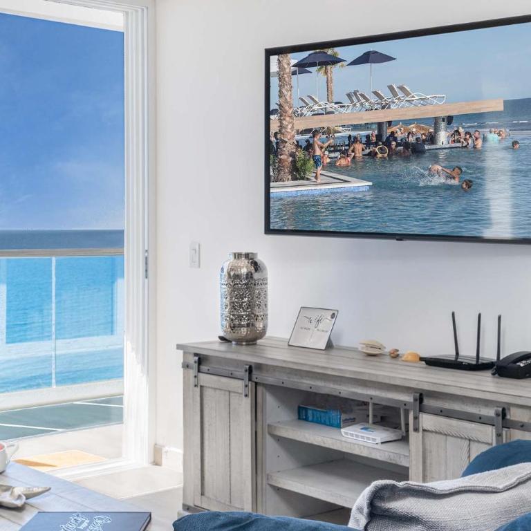 Splash in New Lazy River/Stay in Modern Luxury Encanatmae 703 - Vacation Home - 4