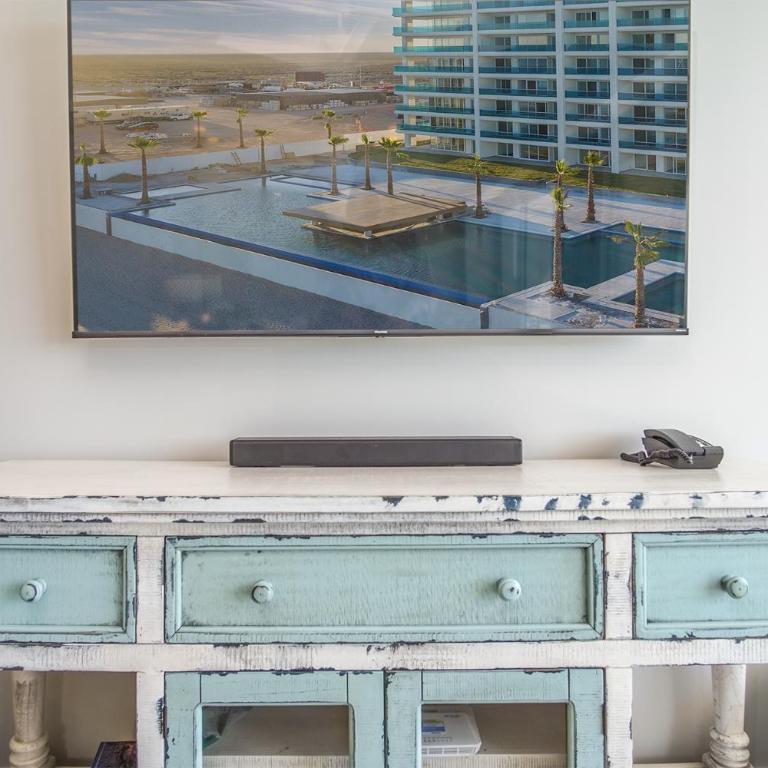 Imagine coming to this gorgeous 2 bedroom condo E1002 - Ferienhaus - 6