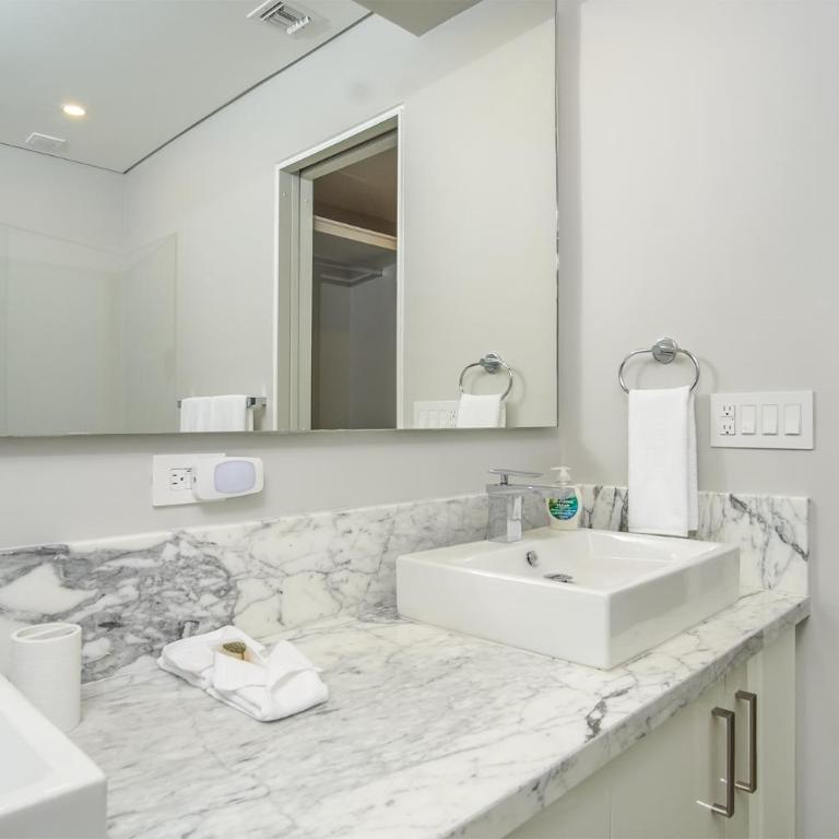 Imagine coming to this gorgeous 2 bedroom condo E1002 - Casa - 15