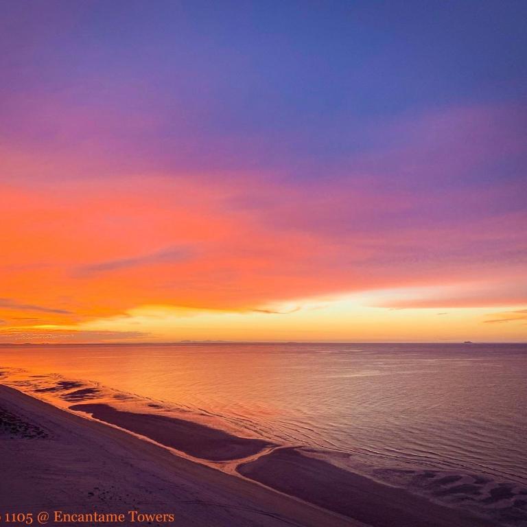 Stunning 2 bedroom Corner Beach Front Condominium Encantame C-1105 - Maison de Vacances - 45