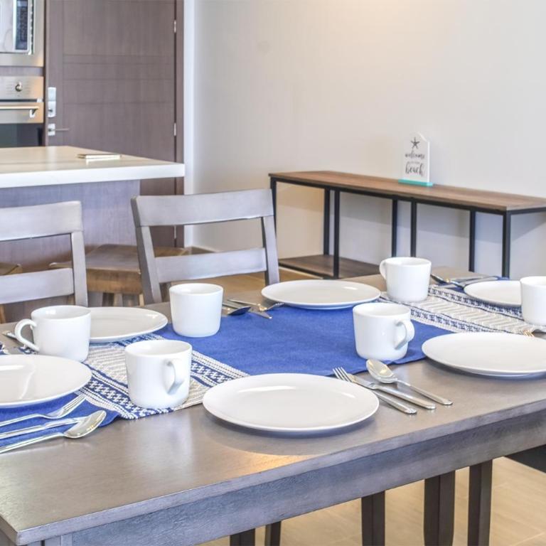 Relax in this modern ocean front condo Encantame E1404 - Casa - 1