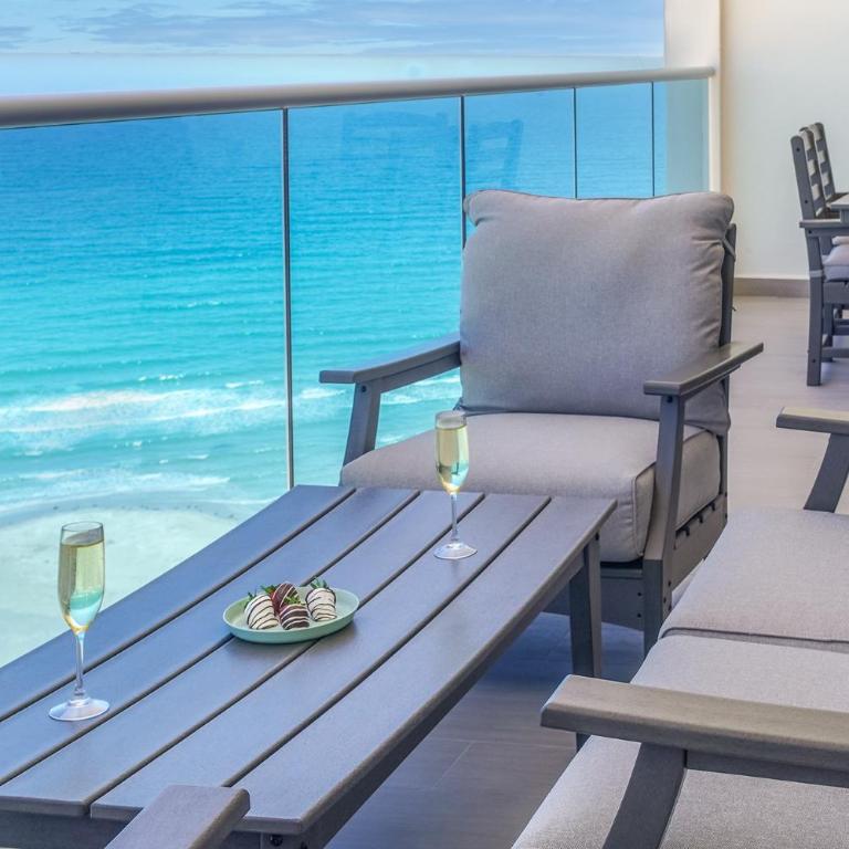 Relax in this modern ocean front condo Encantame E1404 - Casa - 2