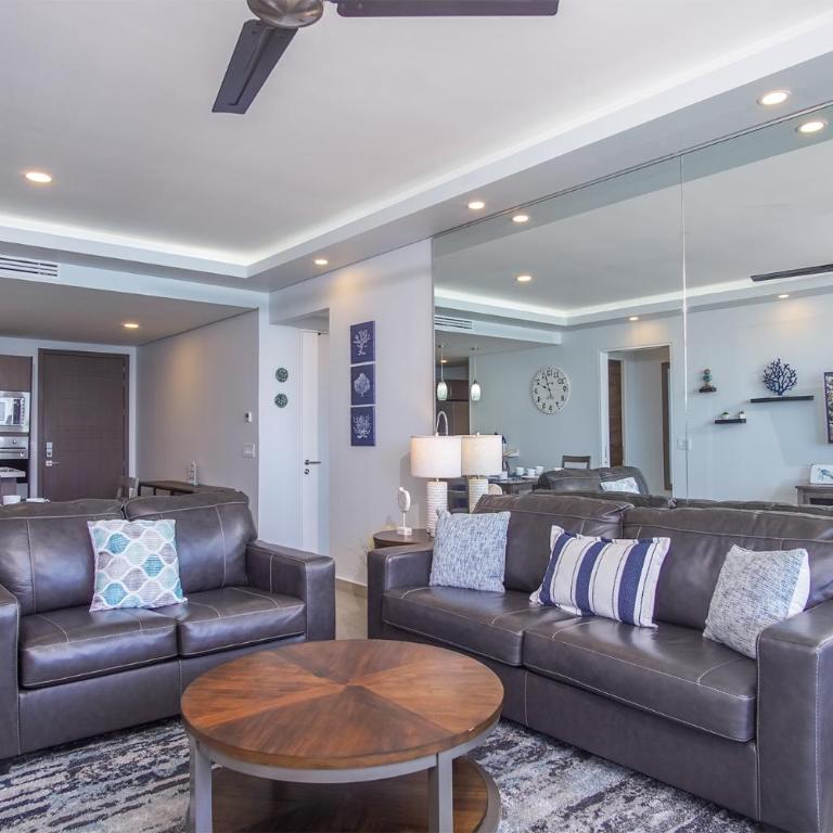 Relax in this modern ocean front condo Encantame E1404 - Casa - 3