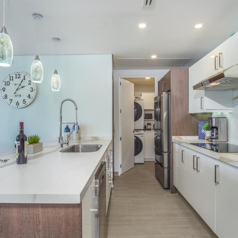 Relax in this modern ocean front condo Encantame E1404 - Casa - 4
