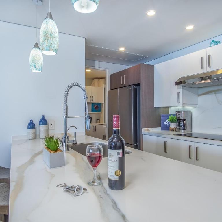 Relax in this modern ocean front condo Encantame E1404 - Casa - 7